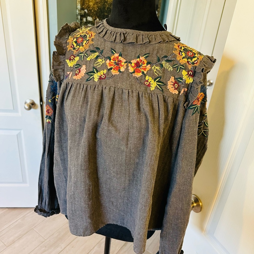 ZARA Ruffles Floral Gray Buttons embroidered Blouse Size Small